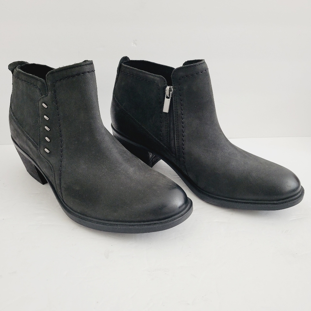 NEW Clarks Leather Ankle Bootie Size 9